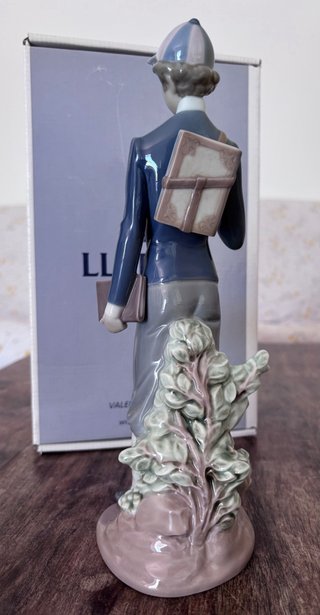 Figura en porcelana Lladro de chico estudiante