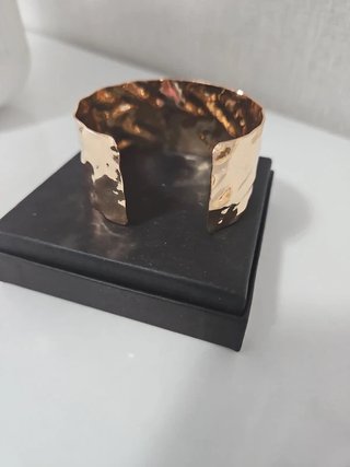 Pulsera abierta diseño martillado dorada