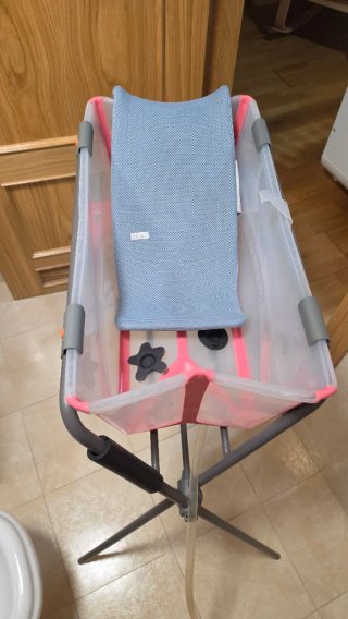 Bañera Stokke con patas y hamaca