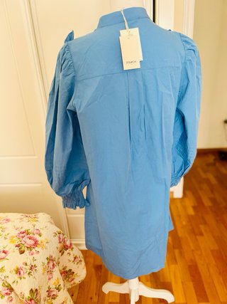 Vestido FRNCH azul con volantes manga abullonada