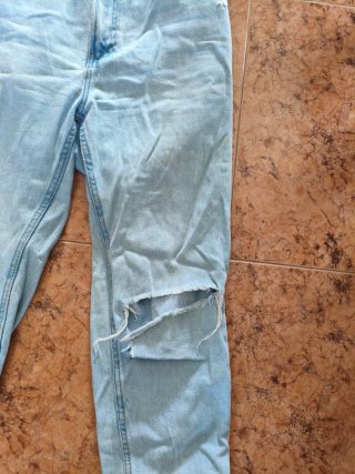 Pantalones vaqueros desgastados