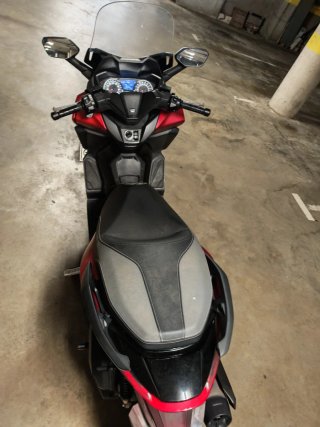 Honda Forza Maxi Scooter Roja y Negra