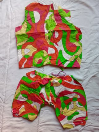 Conjunto de chaleco y pantalón corto estampado