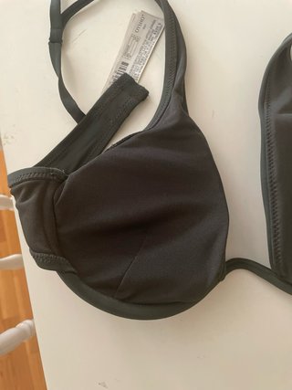 Top Bikini Oysho Verde Oscuro con Aros