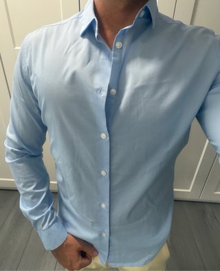 Camisa azul entallada