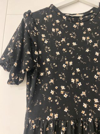 Vestido floral negro Stradivarius