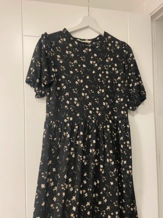 Vestido floral negro Stradivarius