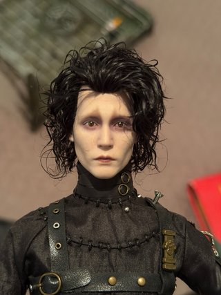Figura Eduardo Manos Tijeras 1/6 Hot Toys rooted