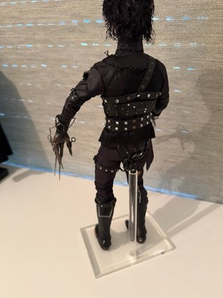 Figura Eduardo Manos Tijeras 1/6 Hot Toys rooted