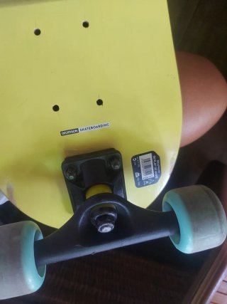 Monopatín con diseño de monstruo