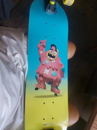 Monopatín con diseño de monstruo