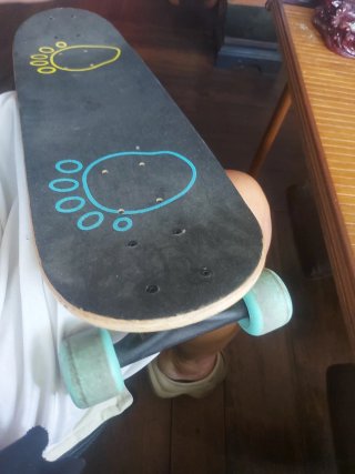 Monopatín con diseño de monstruo