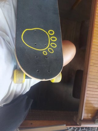 Monopatín con diseño de monstruo