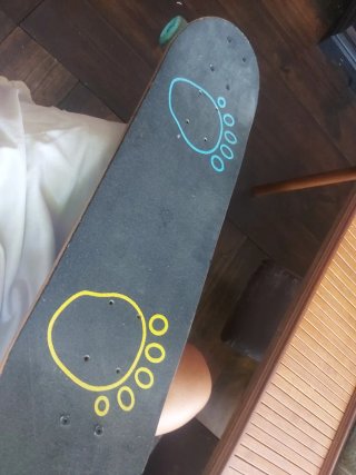 Monopatín con diseño de monstruo