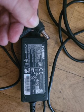 Cargador Toshiba Portátil original se vende por un