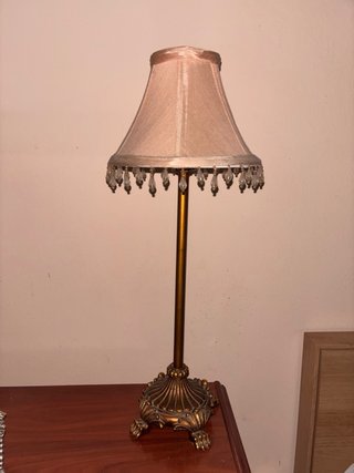 Lámpara de mesa dorada con detalles de cristal