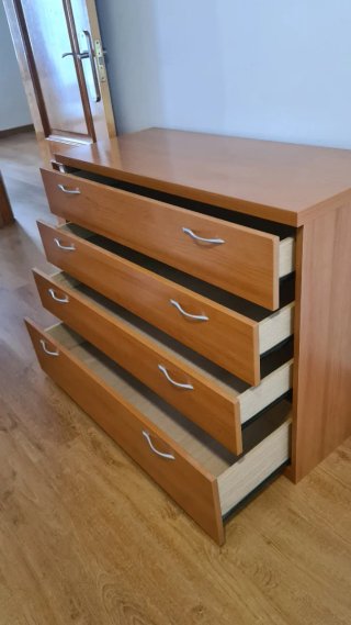 Cómoda de madera con 4 cajones
