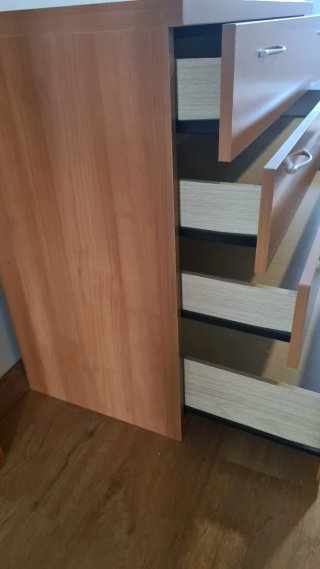 Cómoda de madera con 4 cajones