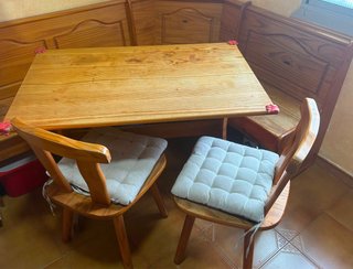 Mesa de madera con banco y 2 sillas