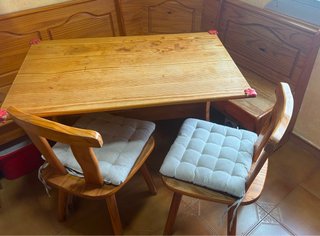 Mesa de madera con banco y 2 sillas