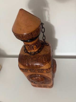 Antica bottiglia per liquori con pelle in rilievo