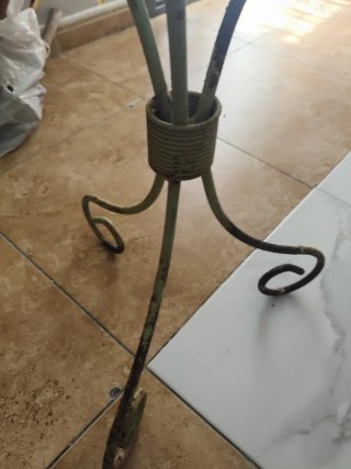 Mesita de hierro forjado para restaurar