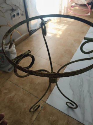 Mesita de hierro forjado para restaurar