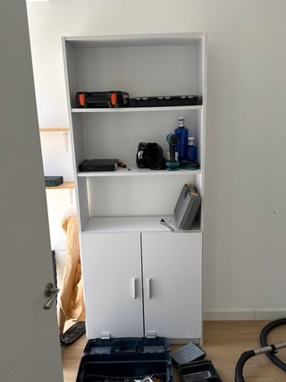 Armario blanco con puertas y estantes