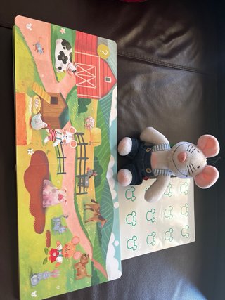 Libro en ingles de Kids and us, muñeco y pegatinas