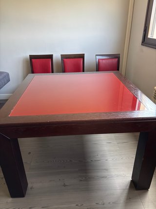 Mesa comedor madera y cristal rojo