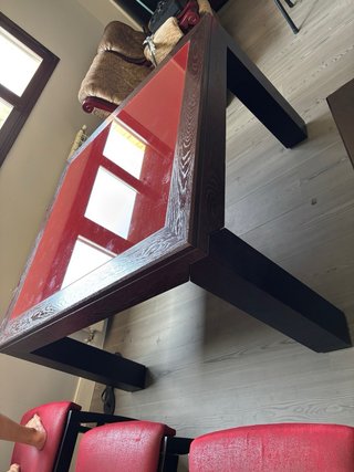 Mesa comedor madera y cristal rojo