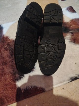 Zapatos negros y marrones