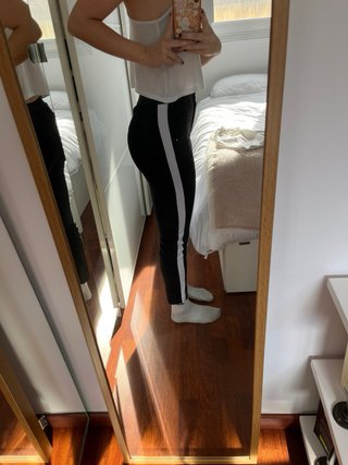 Pantalón negro ajustado con raya lateral blanca