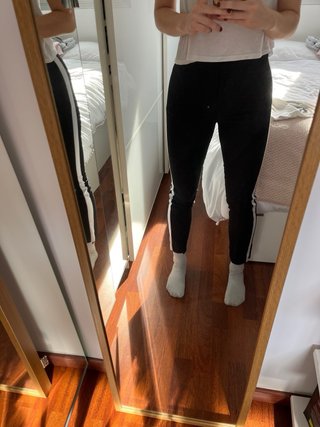Pantalón negro ajustado con raya lateral blanca