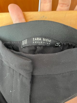 Pantalón negro ajustado con raya lateral blanca