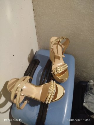 Zapatos -Sandalias doradas con perlas y tacón