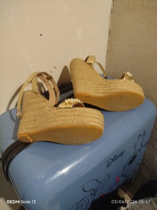 Zapatos -Sandalias doradas con perlas y tacón