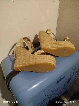 Zapatos -Sandalias doradas con perlas y tacón