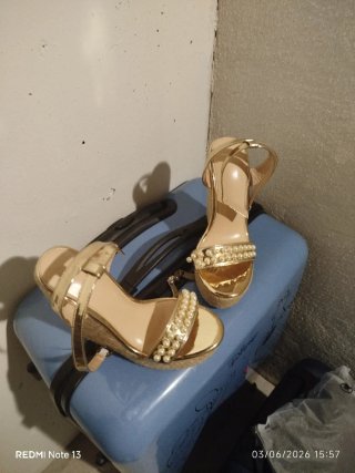 Zapatos -Sandalias doradas con perlas y tacón