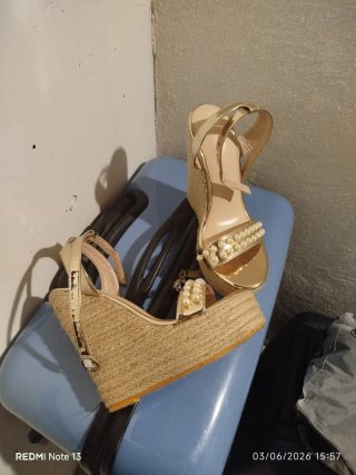 Zapatos -Sandalias doradas con perlas y tacón