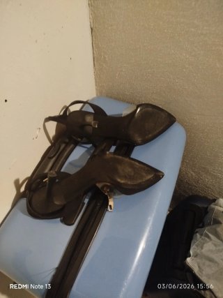 Zapatos de tacón negros con tira
