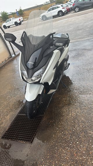 Maxi Scooter Negra y Blanca