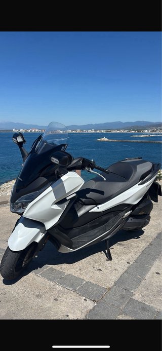 Maxi Scooter Negra y Blanca