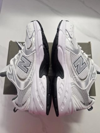 Zapatillas New Balance 530 Plata y Blanco