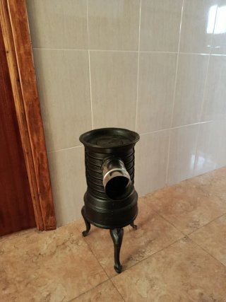 Estufa de hierro fundido negra y plateada