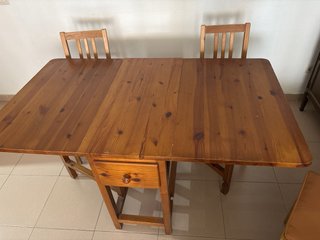 Mesa plegable de madera con cajón