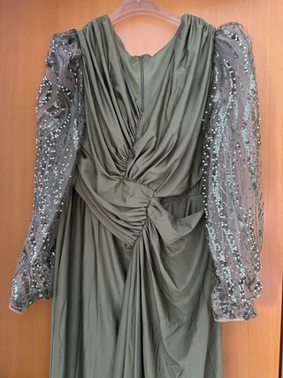 Vestido verde con mangas abullonadas