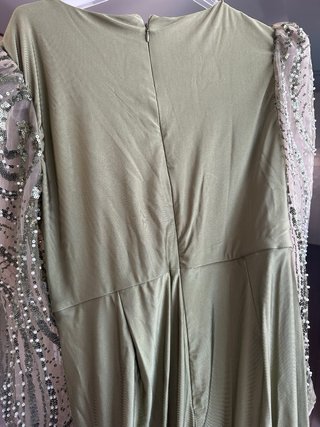 Vestido verde con mangas abullonadas
