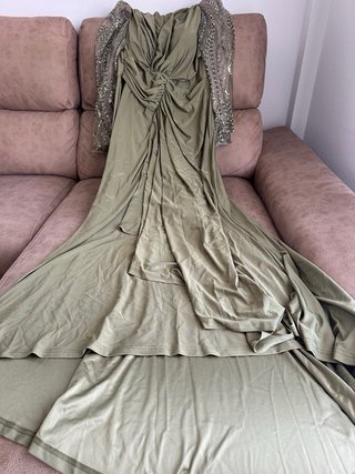 Vestido verde con mangas abullonadas