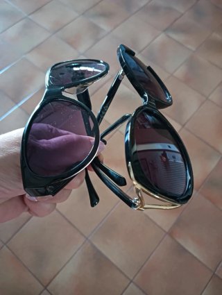 Occhiali da sole neri con dettagli oro